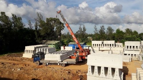 Đúc và lắp đặt viên bê tông dải phân cách