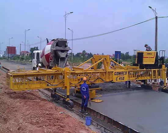 Kỹ thuật đổ bê tông đường đúng chuẩn – Những lưu ý quan trọng cần biết